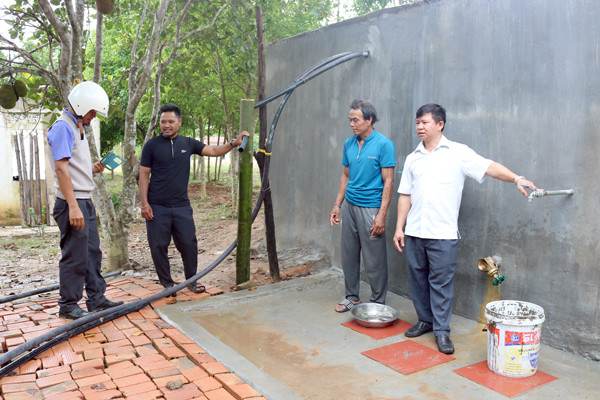 Nước từ bể tổng chảy về phục vụ nhu cầu sinh hoạt của dân làng. Ảnh: N.T