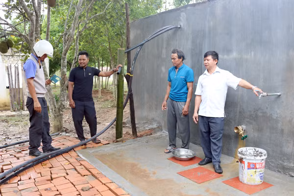 Nước từ bể tổng chảy về phục vụ nhu cầu sinh hoạt của dân làng. Ảnh: N.T