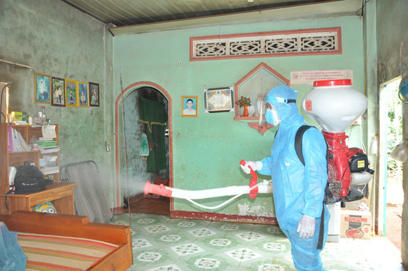 Cán bộ y tế xã Đắk Nhau, huyện Bù Đăng phun xịt hóa chất khử khuẩn trong nhà bệnh nhân và những khu vực lân cận - ảnh: N.N.