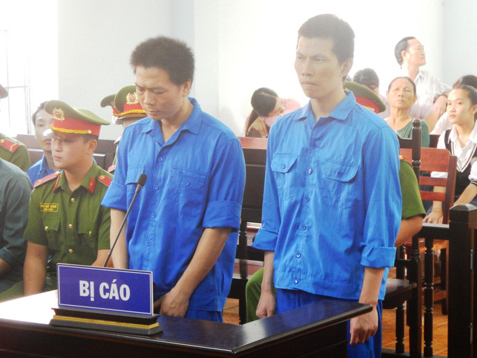 Bị cáo Sơn (trái) và Thiện tại phiên tòa. Bị cáo Sơn (trái) và Thiện tại phiên tòa.