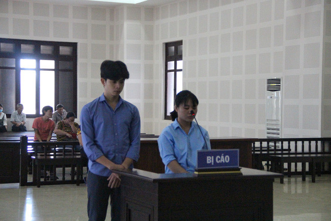 Bị cáo Phúc và Hoàng tại tòa. Bị cáo Phúc và Hoàng tại tòa.