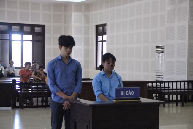 Bị cáo Phúc và Hoàng tại tòa.