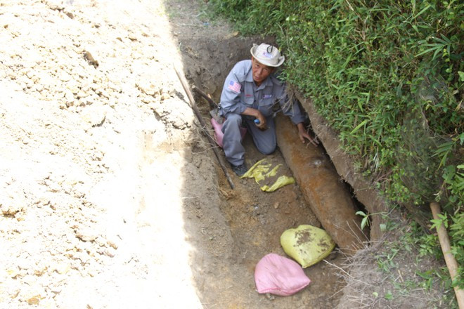 Ông Bùi Trọng Hồng tại hiện trường một vụ xử lý bom “khủng” trong vườn nhà dân ẢNH: NGUYỄN PHÚC