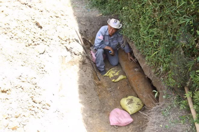 Ông Bùi Trọng Hồng tại hiện trường một vụ xử lý bom “khủng” trong vườn nhà dân ẢNH: NGUYỄN PHÚC