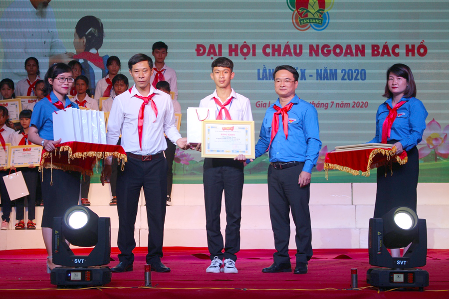 Anh Đỗ Duy Nam (thứ 2 từ phải qua)-Phó Bí thư Tỉnh Đoàn, Chủ tich Hội đồng Đội tỉnh và anh Nguyễn Minh Trưởng (thứ 4 từ phải qua)-Chủ tịch Hội Nông dân tỉnh tặng bằng khen cho các đội viên tiêu biểu. Ảnh: Phan Lài 