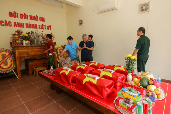 Thắp nén hương cho các anh hùng liệt sĩ - Ảnh: NGỌC QUANG