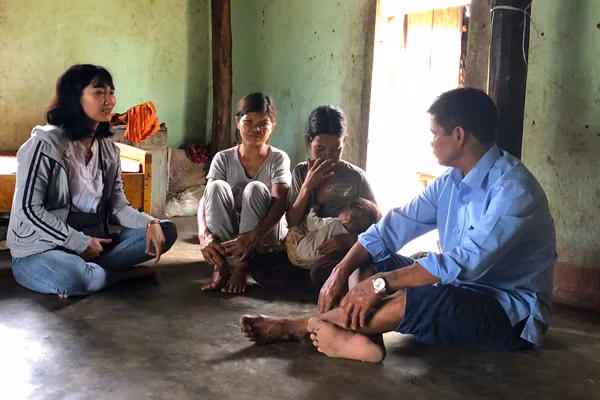 Đại diện Ủy ban Mặt trận Tổ quốc xã Lơ Ku, huyện Kbang đến thăm hỏi, động viên mẹ con chị Đinh Thị A Lơh. Ảnh:Ngọc Minh