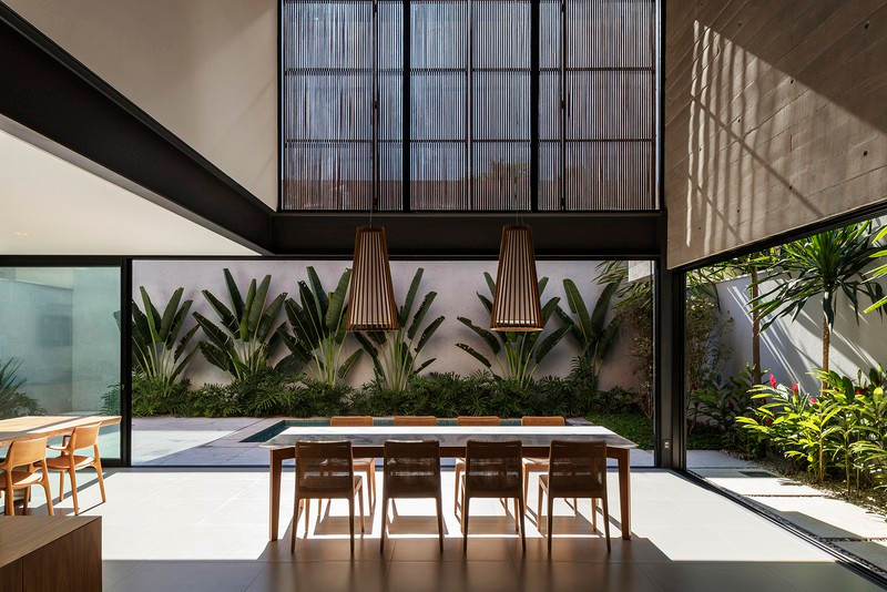 Ngoài kiến trúc và vật liệu, đồ trang trí như đèn treo, ghế ngồi…cũng là những yếu tố “lạ,” tạo nên sự khác biệt cho ngôi nhà. Ngoài kiến trúc và vật liệu, đồ trang trí như đèn treo, ghế ngồi…cũng là những yếu tố “lạ,” tạo nên sự khác biệt cho ngôi nhà.