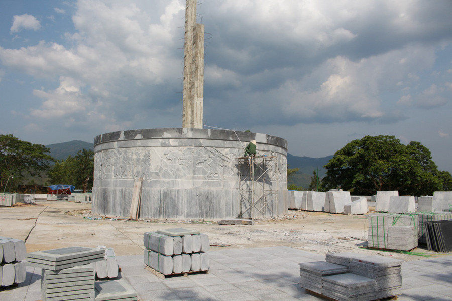Đơn vị thi công đang đẩy nhanh tiến độ thi công Tượng đài khởi nghĩa Vĩnh Thạnh.