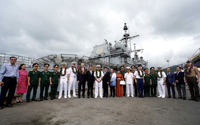 Lễ đón đoàn hải quân Mỹ trên tàu sân bay USS Theodore Roosevelt thăm Việt Nam ngày 5.3.2020 - Ảnh: Độc Lập