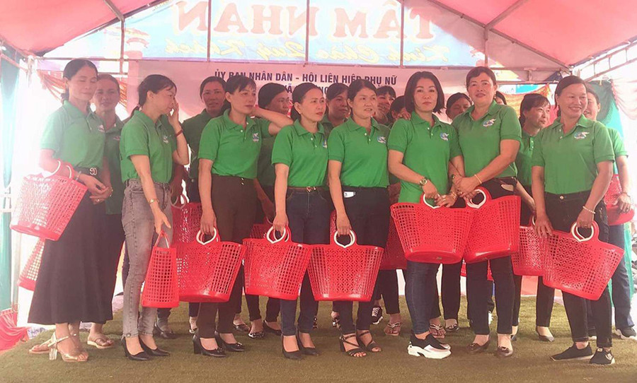 Tặng giỏ nhựa cho hội viên và thành viên Câu lạc bộ. Ảnh: Anh Huy Tặng giỏ nhựa cho hội viên và thành viên Câu lạc bộ. Ảnh: Anh Huy