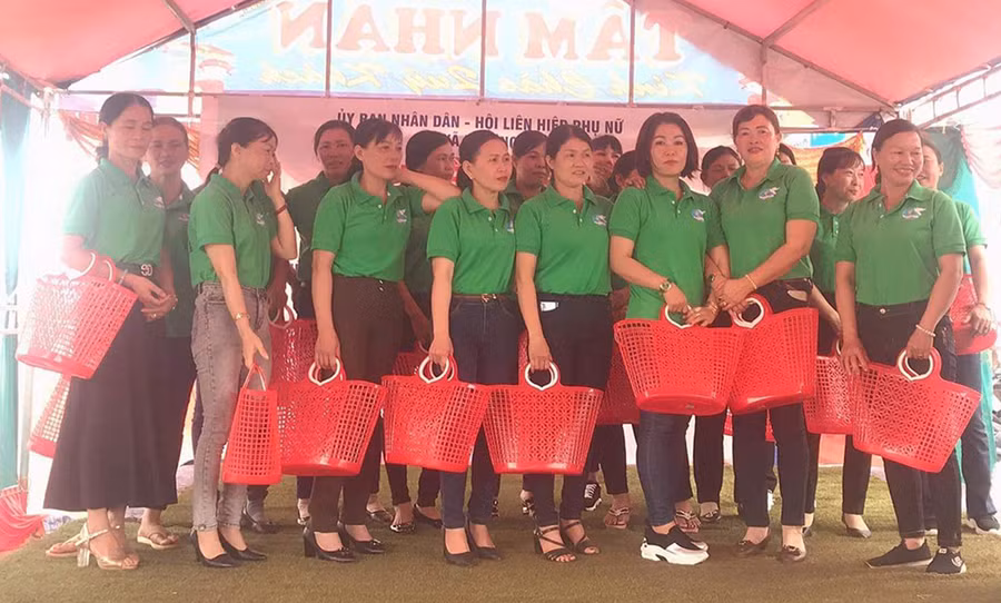  Tặng giỏ nhựa cho hội viên và thành viên Câu lạc bộ. Ảnh: Anh Huy