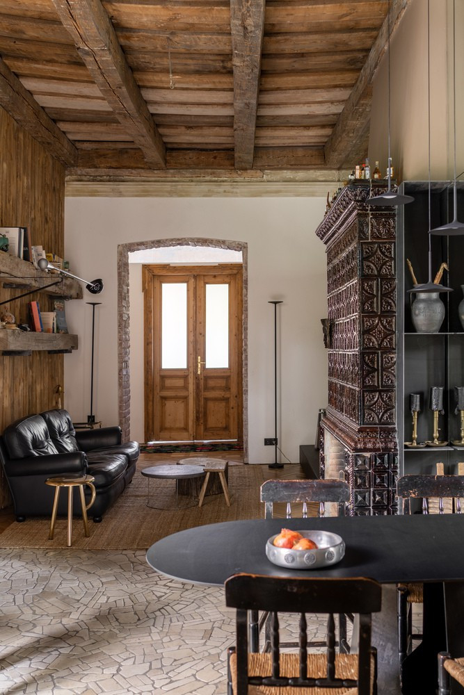 Dù tồn tại đã lâu, nhưng những thanh gỗ trên trần vẫn còn rất tốt và đã được giữ lại. Dù tồn tại đã lâu, nhưng những thanh gỗ trên trần vẫn còn rất tốt và đã được giữ lại.