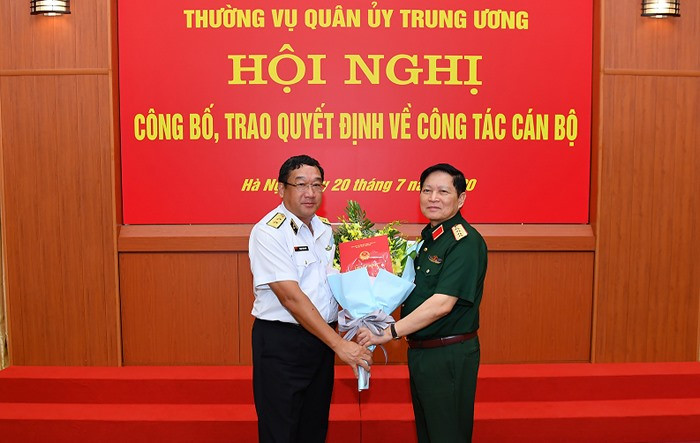 Đại tướng Ngô Xuân Lịch trao Quyết định Thứ trưởng Bộ Quốc phòng đối với Phó Đô đốc Hải quân Phạm Hoài Nam. Ảnh BQP Đại tướng Ngô Xuân Lịch trao Quyết định Thứ trưởng Bộ Quốc phòng đối với Phó Đô đốc Hải quân Phạm Hoài Nam. Ảnh BQP