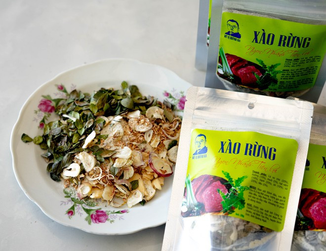 Sản phẩm gia vị chế biến từ lá cây sọ chó của anh Quyền ẢNH: THANH QUÂN