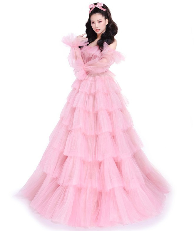 Diện trên mình chiếc váy hồng ngọt ngào, “nàng Aurora” Amee đã làm toát lên được tinh thần lạc quan, trẻ trung và luôn hạnh phúc của nàng công chúa nổi tiếng này ẢNH: ALI BÙI