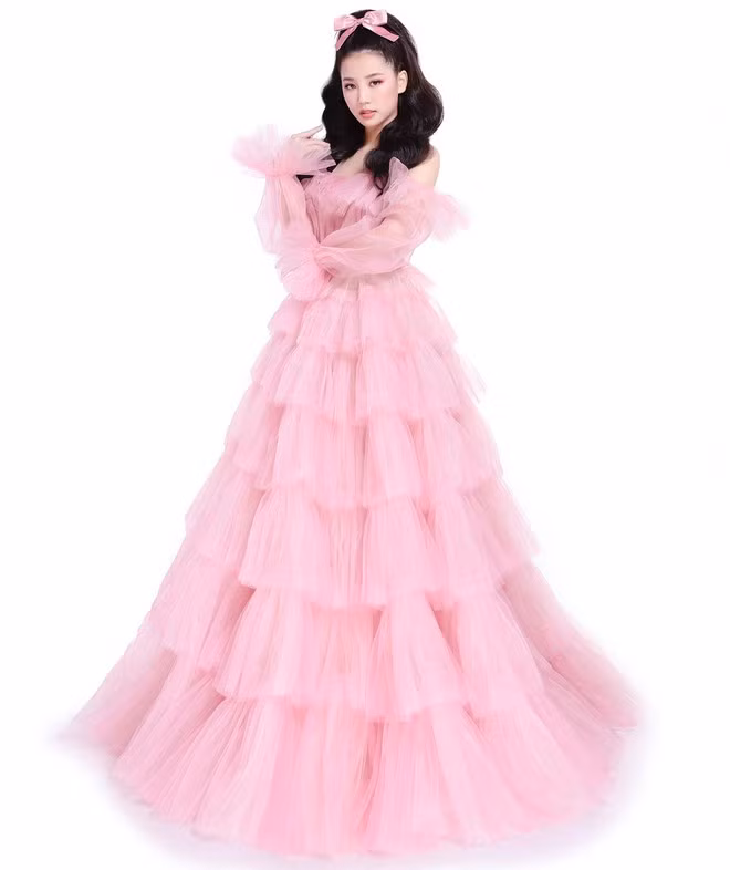 Diện trên mình chiếc váy hồng ngọt ngào, “nàng Aurora” Amee đã làm toát lên được tinh thần lạc quan, trẻ trung và luôn hạnh phúc của nàng công chúa nổi tiếng này ẢNH: ALI BÙI