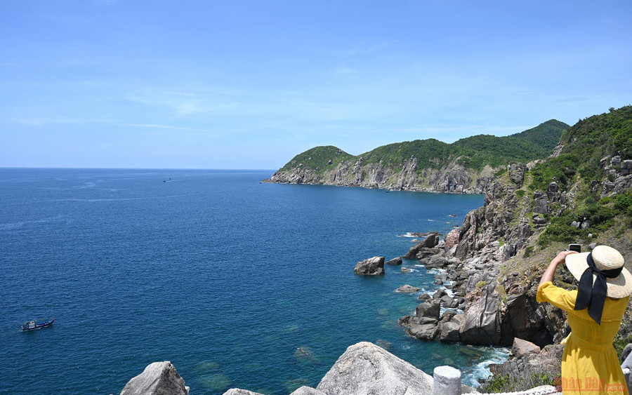 Bầu trời trong xanh với màu trắng của mây, xanh biếc của biển cùng những con sóng đã tô vẽ nên mũi Đại Lãnh như bức tranh sơn thủy hữu tình. Bầu trời trong xanh với màu trắng của mây, xanh biếc của biển cùng những con sóng đã tô vẽ nên mũi Đại Lãnh như bức tranh sơn thủy hữu tình.