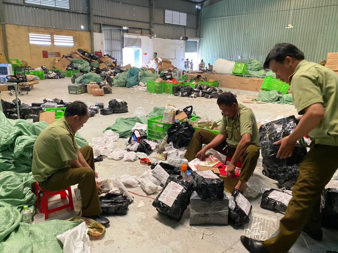 Lực lượng QLTT kiểm đếm số hàng hóa trong kho