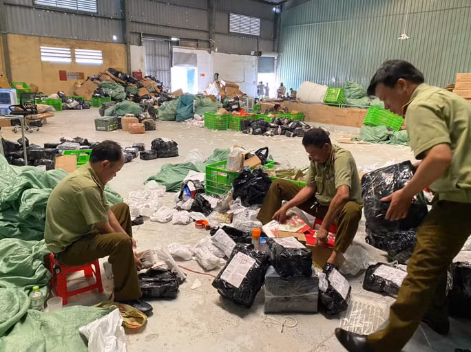 Lực lượng QLTT kiểm đếm số hàng hóa trong kho Lực lượng QLTT kiểm đếm số hàng hóa trong kho