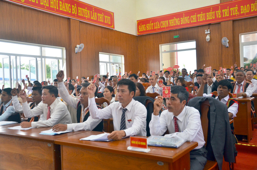 Các đại biểu biểu quyết thống nhất các chỉ tiêu đại hội đặt ra cho nhiệm kỳ 2020-2025. Ảnh: Phương Linh