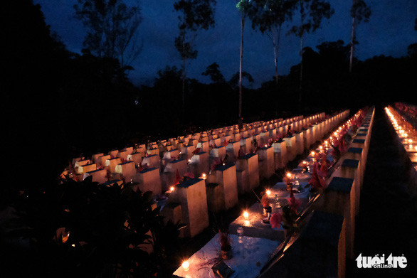 Đêm trước ngày 'giỗ trận', nến sáng được thắp lên trên hơn 1.800 phần mộ tại nghĩa trang liệt sĩ quốc gia Vị Xuyên, Hà Giang. Ảnh: HÀ THANH