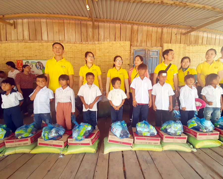 Tặng quà cho HS nghèo, khó khăn trường Tiểu học Nguyễn Thị Minh Khai. Ảnh: Hồng Ngọc 