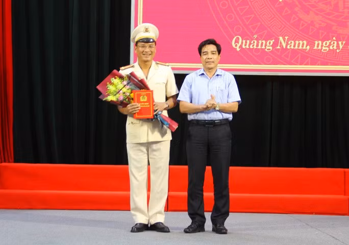 Ông Lê Văn Dũng, Phó Bí thư Thường trực Tỉnh ủy Quảng Nam tặng hoa chúc mừng tân Phó Giám đốc Công an tỉnh Quảng Nam