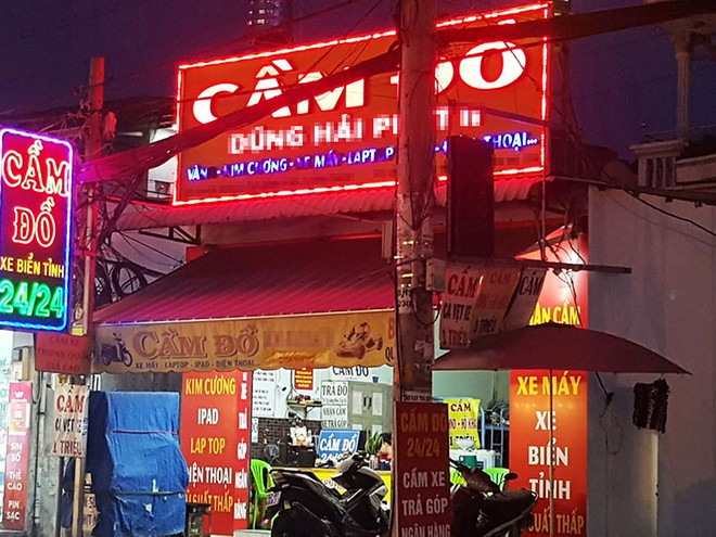 Tiệm cầm đồ ở H.Bình Chánh (TP.HCM) bán CMND cũ với giá 300.000 đồng. ẢNH: TRÁC RIN