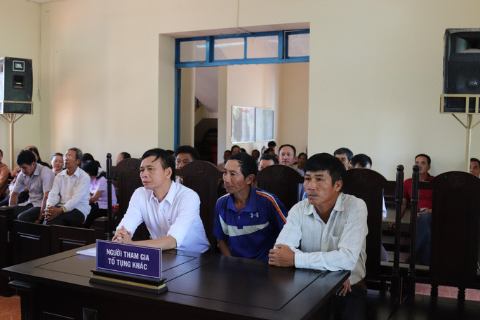 Nhiều người tham dự phiên tòa