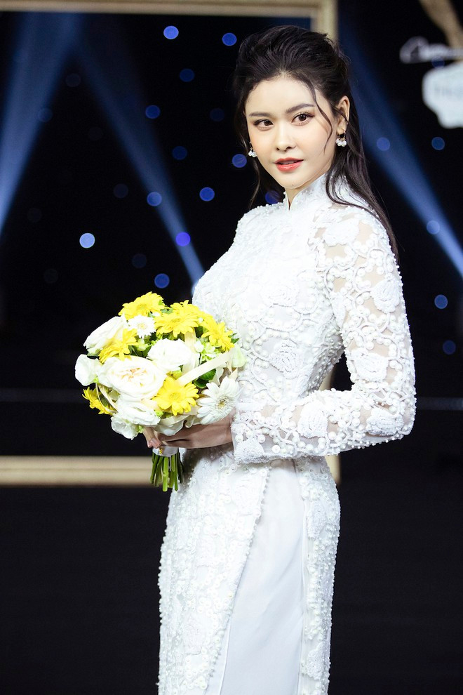 Về phía Trương Quỳnh Anh, dù không phải là người mẫu chuyên nghiệp song mẫu áo dài ren vừa kín đáo, vừa tôn lên sự quyến rũ cho giọng ca Đơn côi. Ảnh: PHAN TIẾN VŨ