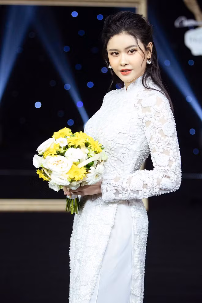 Về phía Trương Quỳnh Anh, dù không phải là người mẫu chuyên nghiệp song mẫu áo dài ren vừa kín đáo, vừa tôn lên sự quyến rũ cho giọng ca Đơn côi. Ảnh: PHAN TIẾN VŨ