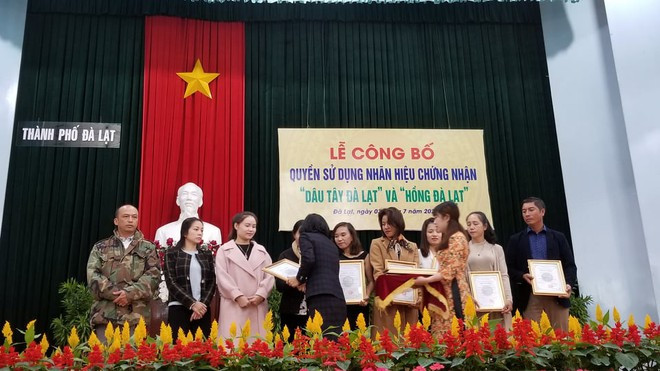 10 doanh nghiệp và hộ gia đình đầu tiên được cấp quyền sử dụng chứng nhận 