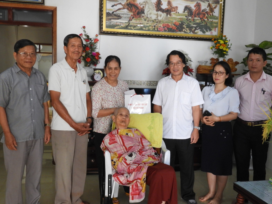 Các đoàn công tác của Thành phố Pleiku thăm gia đình đối tượng chính sách tiêu biểu trên địa bàn Thành phố