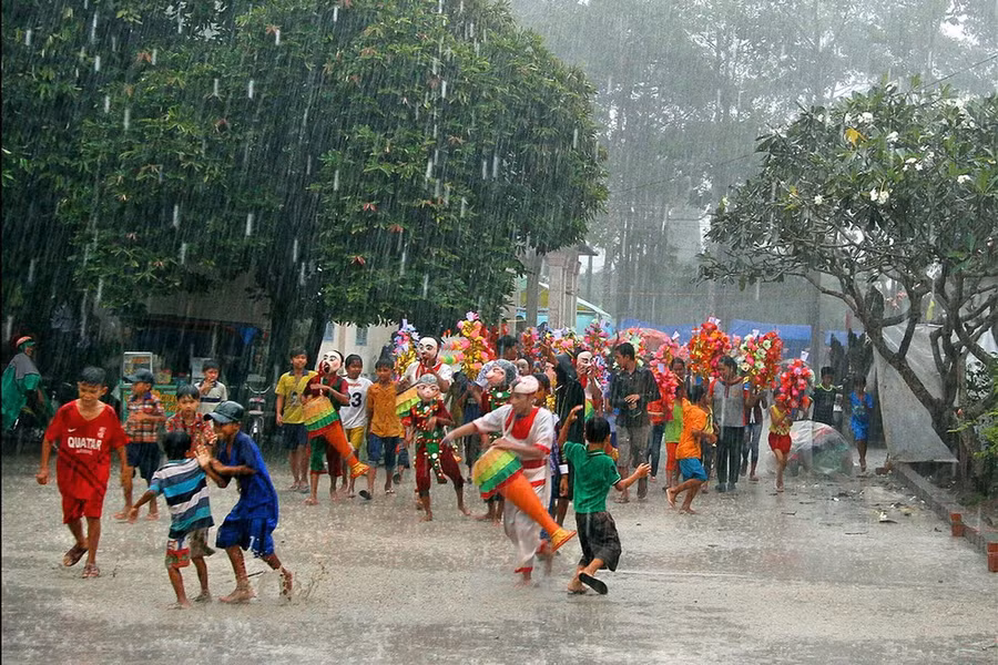Lễ dâng bông (hay còn gọi Lễ Kathina, lễ Dâng Y Cà Sa) được tổ chức hằng năm vào những ngày mãn hạ (bắt đầu từ ngày 15.9 âm lịch đến trước Lễ hội Óoc Om Bóc). Lễ này còn gọi là lễ Kathina, nhằm cầu cho mưa thuận gió hòa, phum sóc yên vui hạnh phúc, thể hiện thiện tâm của Phật tử đối với việc hộ trì tăng đoàn.