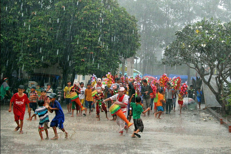 Lễ dâng bông (hay còn gọi Lễ Kathina, lễ Dâng Y Cà Sa) được tổ chức hằng năm vào những ngày mãn hạ (bắt đầu từ ngày 15.9 âm lịch đến trước Lễ hội Óoc Om Bóc). Lễ này còn gọi là lễ Kathina, nhằm cầu cho mưa thuận gió hòa, phum sóc yên vui hạnh phúc, thể hiện thiện tâm của Phật tử đối với việc hộ trì tăng đoàn.
