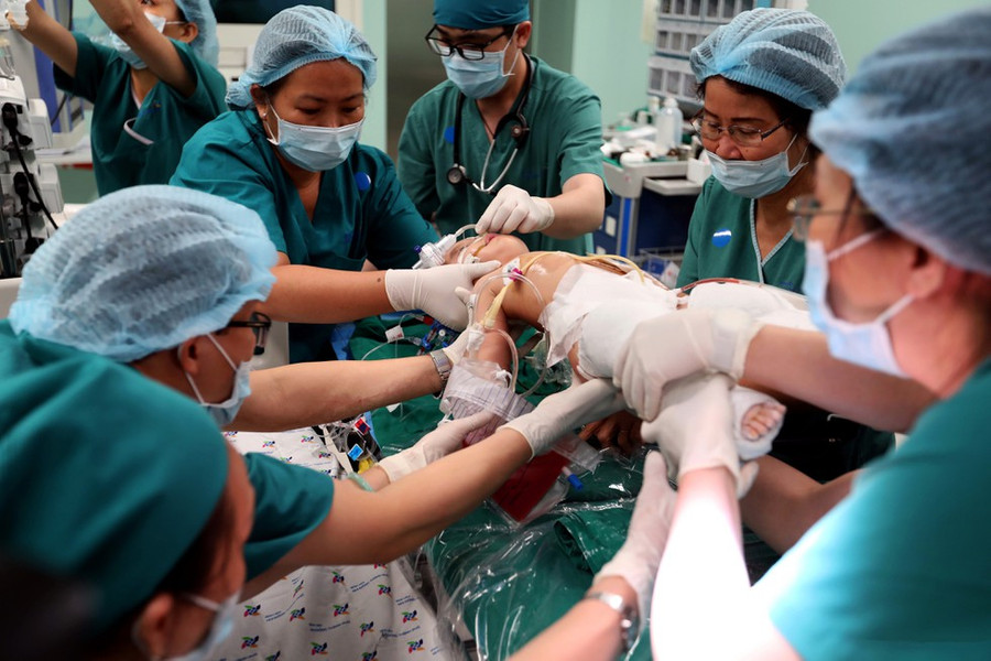 Các bác sĩ hoàn thành phẫu thuật chỉnh hình và bó bột cho bé D.N, ngay sau đó bé được đưa đến phòng chăm sóc đặc biệt hậu phẫu ẢNH: NGỌC DƯƠNG