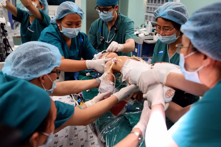 Các bác sĩ hoàn thành phẫu thuật chỉnh hình và bó bột cho bé D.N, ngay sau đó bé được đưa đến phòng chăm sóc đặc biệt hậu phẫu ẢNH: NGỌC DƯƠNG