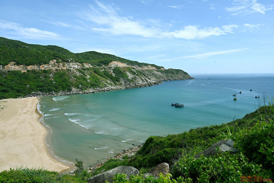 Đến Đại Lãnh mà không ghé Bãi Môn thật là một thiếu sót. Chính sự dịu dàng của biển xanh, cát trắng, độ dốc thoải và làn nước trong suốt như pha lê đã tạo nên bãi tắm tuyệt vời ở nơi đây. Đến Đại Lãnh mà không ghé Bãi Môn thật là một thiếu sót. Chính sự dịu dàng của biển xanh, cát trắng, độ dốc thoải và làn nước trong suốt như pha lê đã tạo nên bãi tắm tuyệt vời ở nơi đây.