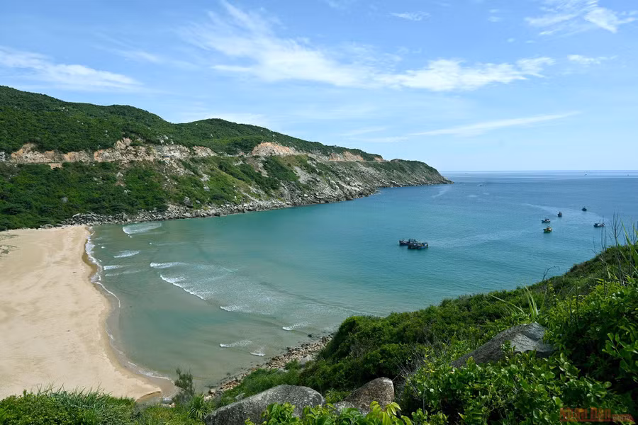 Đến Đại Lãnh mà không ghé Bãi Môn thật là một thiếu sót. Chính sự dịu dàng của biển xanh, cát trắng, độ dốc thoải và làn nước trong suốt như pha lê đã tạo nên bãi tắm tuyệt vời ở nơi đây.