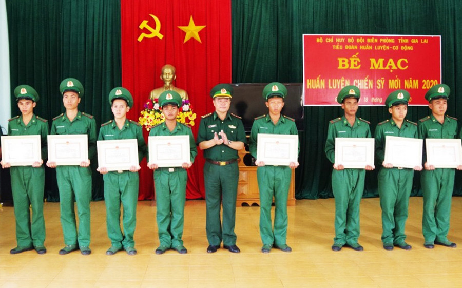 Bộ Chỉ huy Bộ đội Biên phỏng tỉnh tặng giấy khen cho tập thể và các cá nhân. Ảnh: Anh Huy Bộ Chỉ huy Bộ đội Biên phỏng tỉnh tặng giấy khen cho tập thể và các cá nhân. Ảnh: Anh Huy