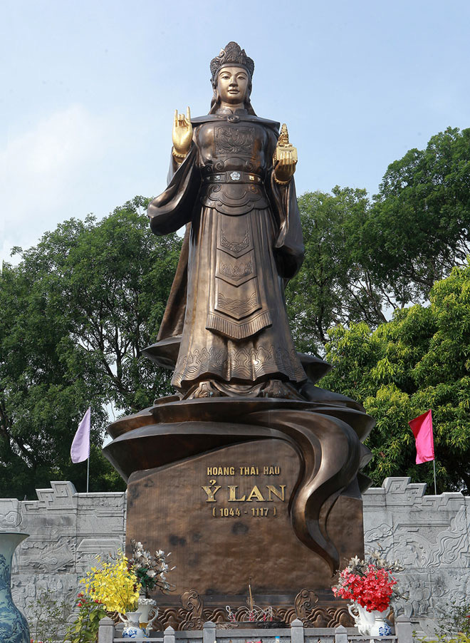Năm 2010, tưởng nhớ công đức của bà, một trong những danh nhân có tài trị nước của dân tộc, Ban quản lý Di tích đền Hoàng thái hậu Ỷ Lan đã tôn trí tượng đài Hoàng thái hậu Ỷ Lan cao 9,1m, nặng 30 tấn được đúc bằng đồng nguyên chất.