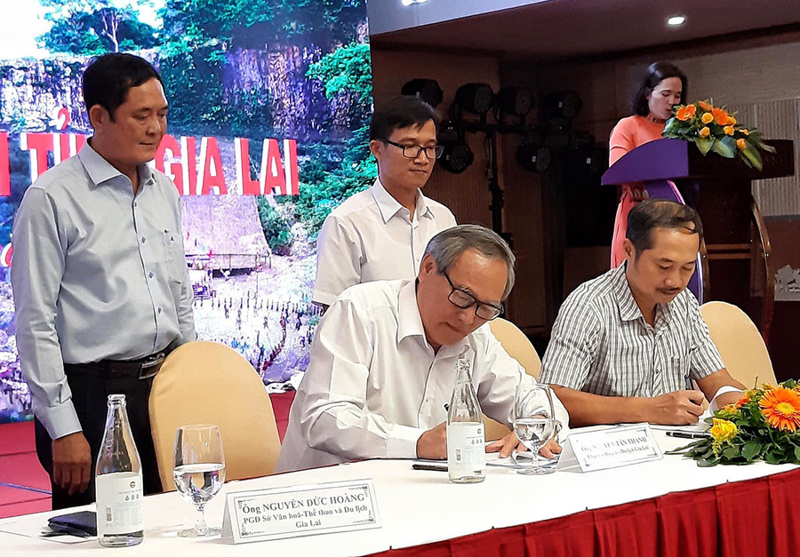 Ký kết chương trình hợp tác. Ảnh: Minh Châu Ký kết chương trình hợp tác. Ảnh: Minh Châu