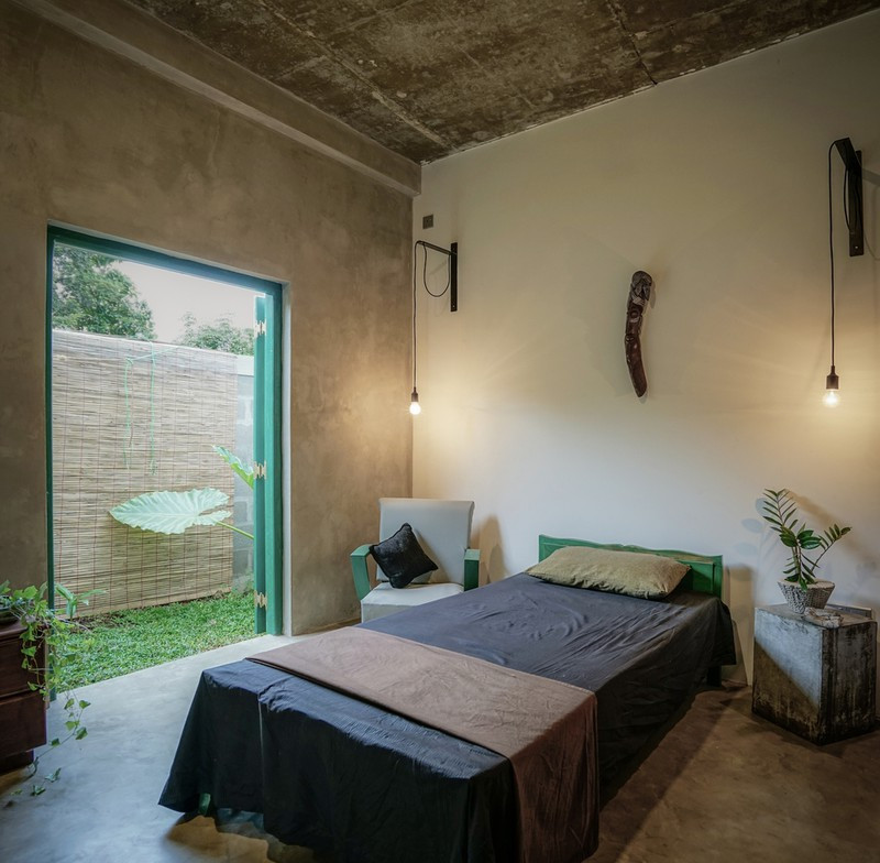 Phòng ngủ bố trí đơn giản, nhìn thẳng ra khu vườn bên ngoài.