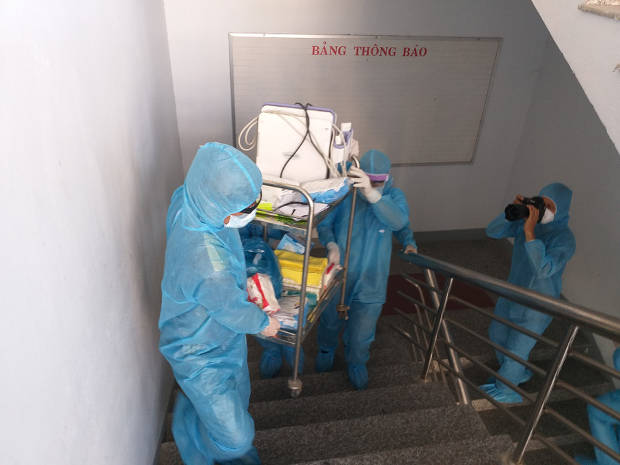 Ngành y tế Quảng Nam vận chuyển máy móc vào khu cách ly để khám tổng quát cho người dân. Ngành y tế Quảng Nam vận chuyển máy móc vào khu cách ly để khám tổng quát cho người dân.