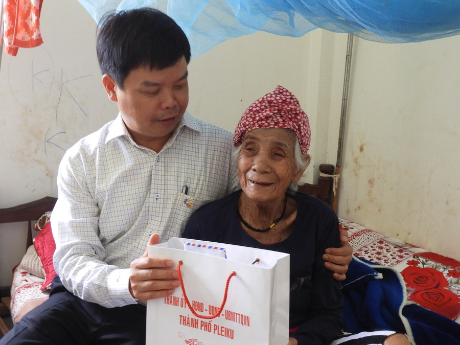 Chủ tịch UBND thành phố Nguyễn Hữu Quế thăm Mẹ Việt Nam anh hùng Puih Krơn ở phường Hoa Lư. Ảnh: Thanh Nhật 