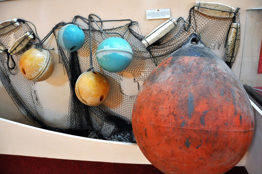 Lưới cào, phao của tàu cá Trung Quốc ném xuống biển hòng cản đường truy đuổi của BĐBP hải đoàn 28, năm 2005. ẢNH: MAI THANH HẢI