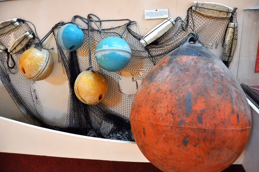 Lưới cào, phao của tàu cá Trung Quốc ném xuống biển hòng cản đường truy đuổi của BĐBP hải đoàn 28, năm 2005. ẢNH: MAI THANH HẢI