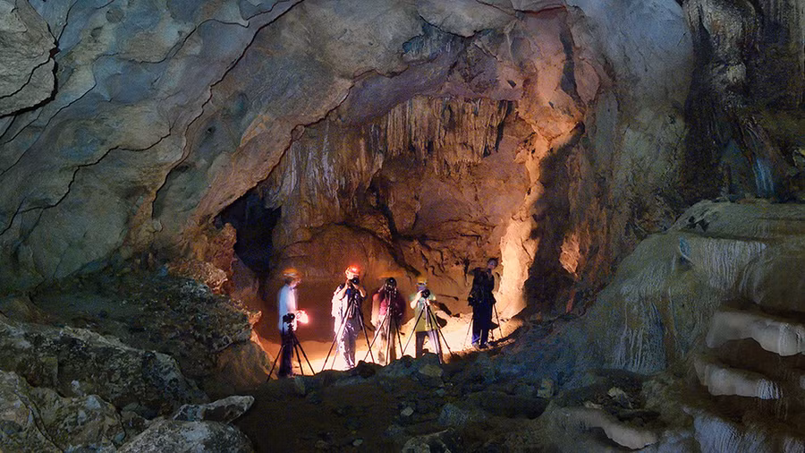 Săn ảnh ở hang Chà Lòi. Ảnh: L.H.L.