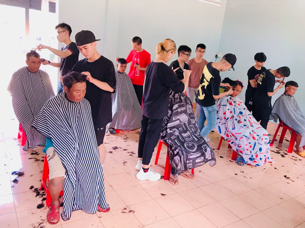 Nhân viên Barbershop Gia Lai cắt tóc cho bệnh nhân điều trị tại Bệnh viện Đa khoa tỉnh. Ảnh: Thủy Bình